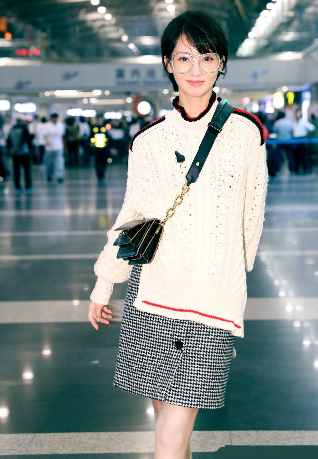 不知道金晨什么审美,一双姨妈巾鞋真奇葩,邓