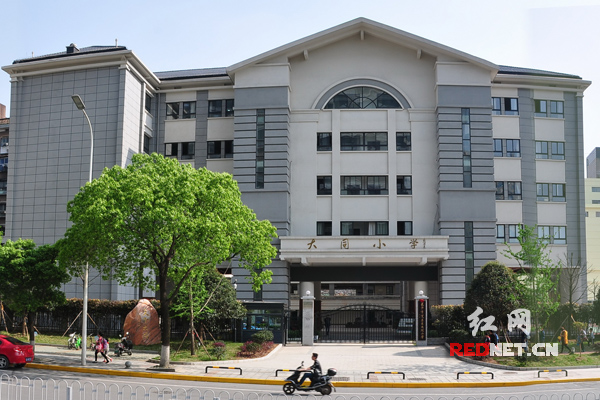 文明让每个孩子自信绽放 孩子让文明校园生机永驻