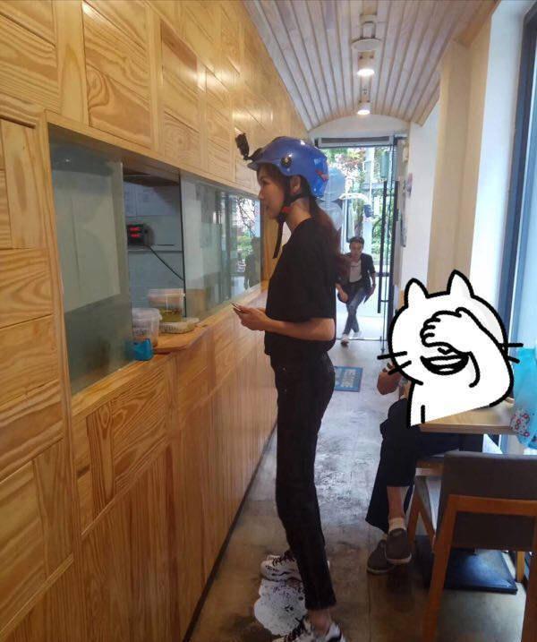 唐嫣变身外卖配送员却遭网友调侃,得知缘由后