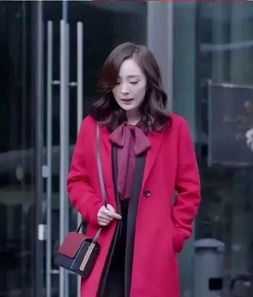 《谈判官》杨幂的衣品居然和腾格尔一样?