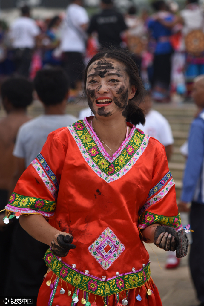 云南"普者黑"花脸节丘北万人狂欢