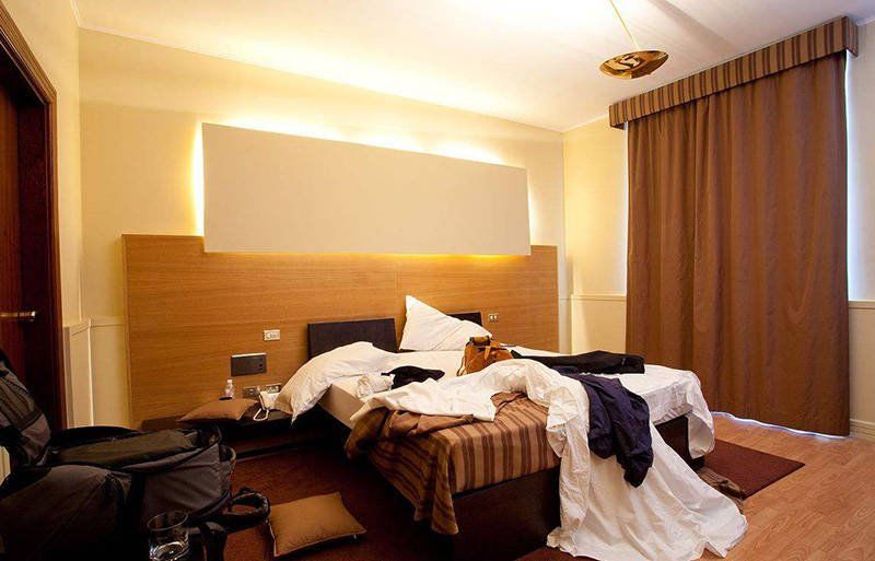 情侣入住酒店一夜,退房后清洁员去打扫,感叹:这