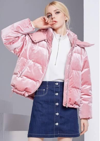 去年的羽绒服过时了,2018年流行穿丝绒羽绒服