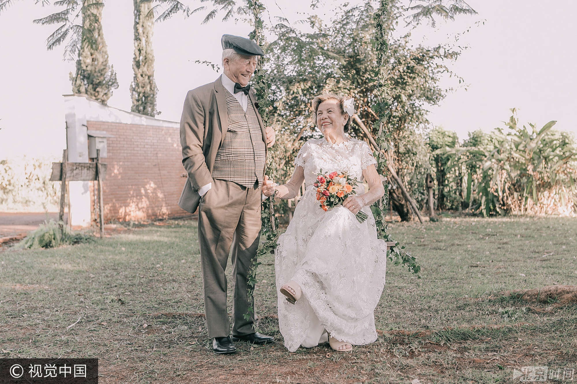 据外媒报道，罗索及罗莎当年结婚时，并没有拍任何婚纱照，他们在亲戚家的庭院中举办了简单的婚礼，罗莎的教母帮她做了新娘礼服，还有一个姑姑帮忙做婚礼蛋糕，两人在家族成员的祝福下，从此开始新生活。