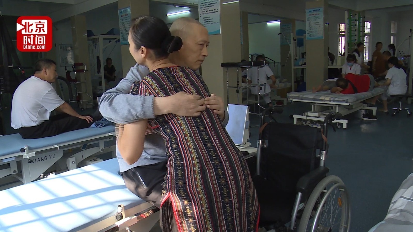 妻子每天近20小时贴身照顾植物人丈夫 终等来一句“ 我爱你” 妻子每天近20小时贴身照顾植物人丈夫 终等来一句“ 我爱你”