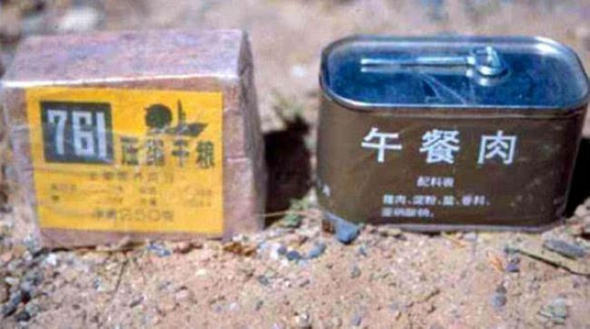 相比起701和702型口粮,761型口粮首次考虑到了主食与副食相互搭配的要素,为战士提供更为均衡的营养。其中,主食有三种,即脱水干粮、脱水米饭和脱水面条,副食则是午餐肉丁、荤炒什锦和酱爆肉丁这三种罐头食品。尽管有了不小的进步,但平心而论,761型的食谱也极为匮乏,尤其在部队长期只能吃到它的情况下,更显得“别无选择”。