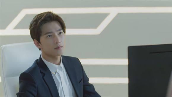 《微微一笑很倾城》中贝微微收到礼物心惊胆战