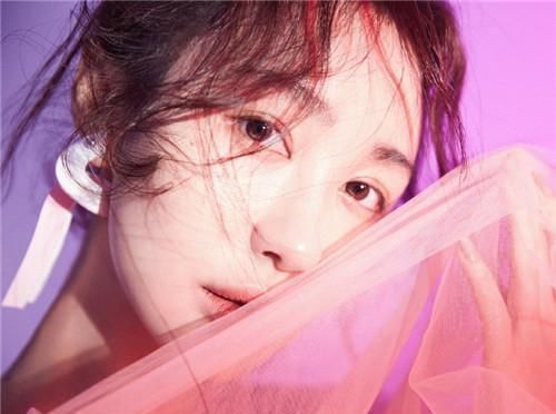 李菲儿晒时尚大片, 穿羽毛裙大秀美背, 变身粉