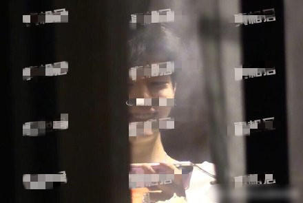 范丞丞用餐后室内吸烟被拍 严重违法上海《禁烟条令》(图5) 范丞丞用餐后室内吸烟被拍 严重违法上海《禁烟条令》(图5)