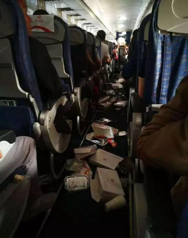 机舱内物品脱落一地 机组正确处置: 飞机下坠后乘务员大声安慰乘客,