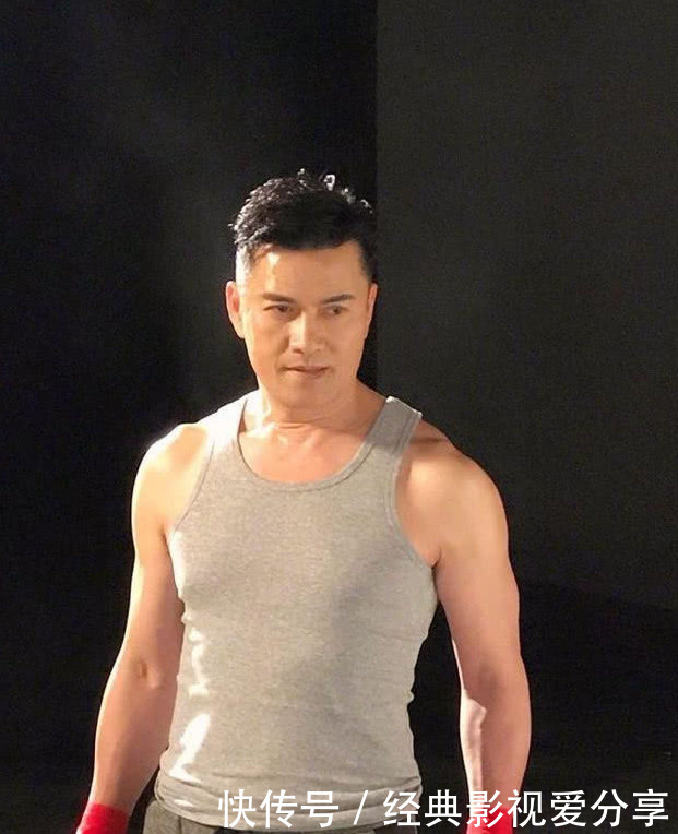 62岁吕良伟风采依旧,近照帅过刘德华,儿子的颜