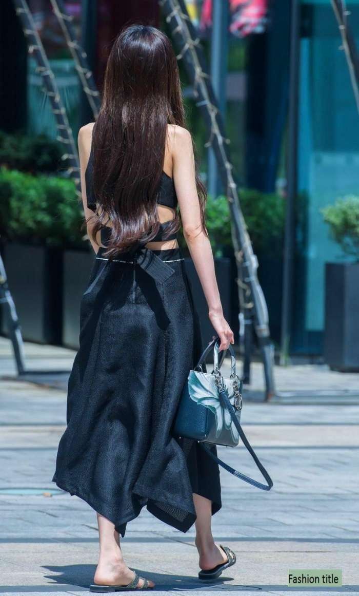 唇红齿白的小姐姐一身黑色的穿搭脚上的凉拖鞋简直辣眼睛