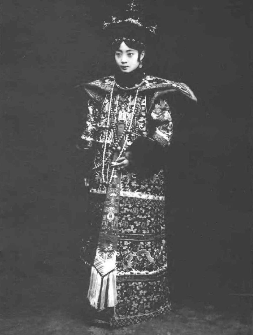 末代皇后婉容:养五六只哈巴狗填补情感空虚