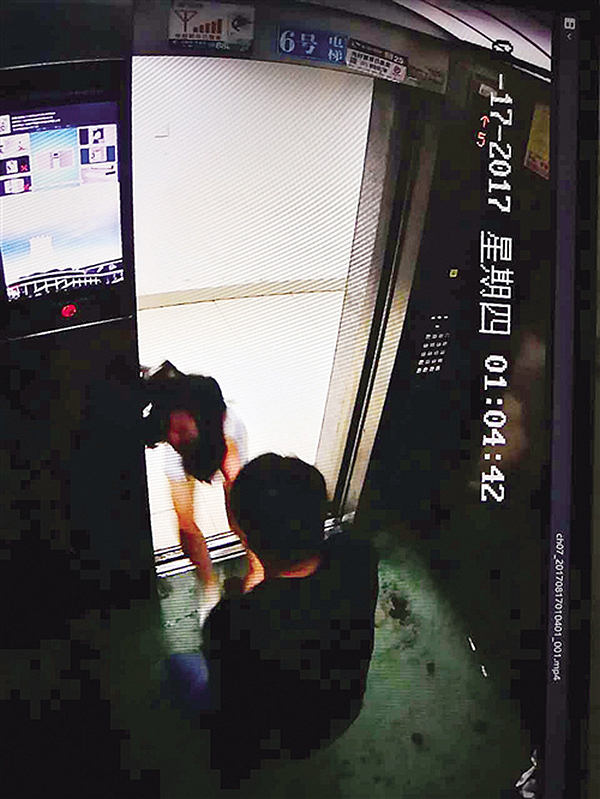 小冰进入电梯的时间是凌晨1时4分16秒。监控画面上显示，小冰第一次出电梯的地方在5楼，当时是凌晨1时4分42秒。不过，随后男子强行把小冰拉回电梯内继续猥亵。1时5分6秒，电梯到达15楼。门开后，小冰用脚挡住门，同时拼命反抗，终于成功逃到电梯门外。然而此时男子仍控制着小冰，试图再次把她拖回电梯里。由于小冰奋力挣扎，男子下手无果后独自转身返回电梯。