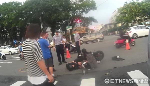 女孩照顾车祸伤员却被台湾网友嘲讽长得丑 女孩照顾车祸伤员却被台湾网友嘲讽长得丑