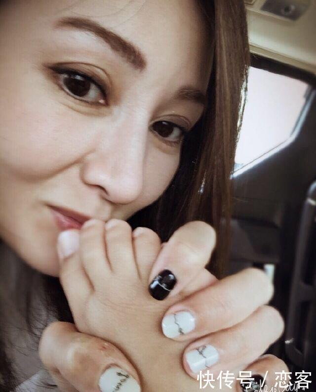 46岁的李嘉欣近照,都说李嘉欣老了,只是人家没