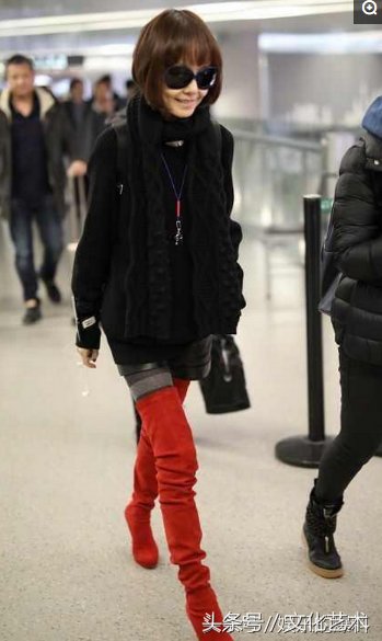 陈鲁豫踩着8厘米的高跟鞋出现在机场,腿瘦得像