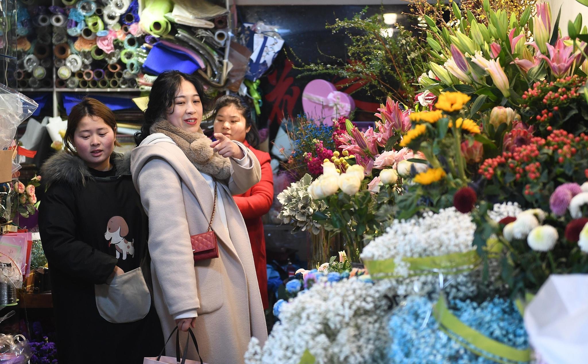 2019年3月7日，女士在选购鲜花。“三八”国际妇女节来临之际，浙江杭州鲜花热销。