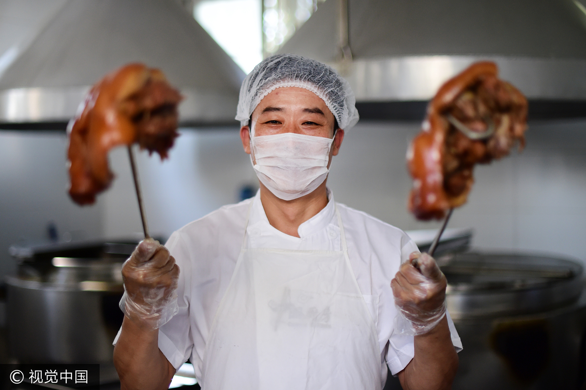 2017年9月21日，青岛。倪方志今年48岁，在山东青岛莱西市做猪头肉已经有17个年头了。