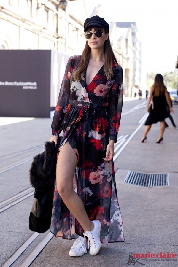 时尚潮人身穿薄纱开叉印花长裙街拍，搭配帆布鞋减龄又休闲。