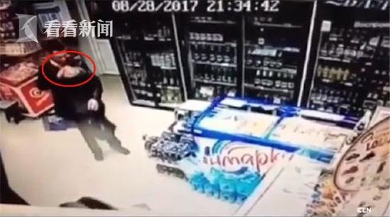 男子示爱多次遭拒绝当众点火自焚 全身瞬间变火球