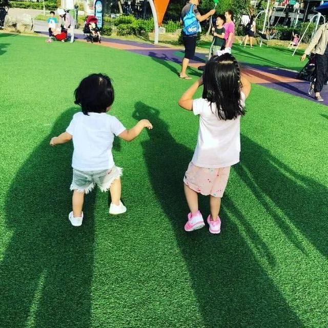 修杰楷陪女儿过周末,波妞已经会走路姿势喜感