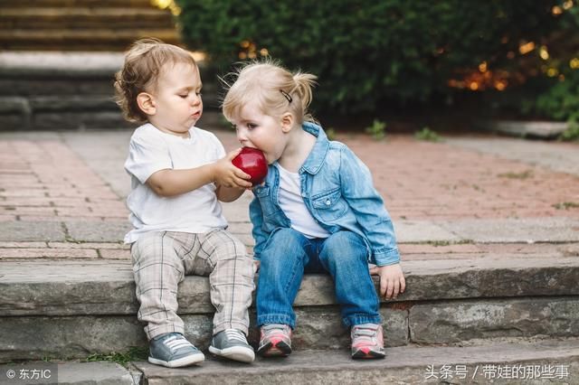 2岁宝宝不愿意和小朋友分享零食和玩具,是自私