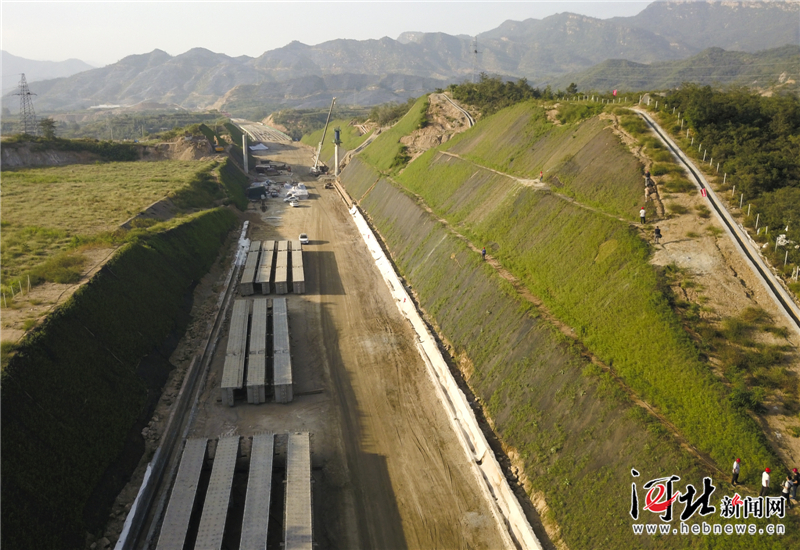 太行山高速公路河北段建设有序推进(图) 太行山高速公路河北段建设有序推进(图)
