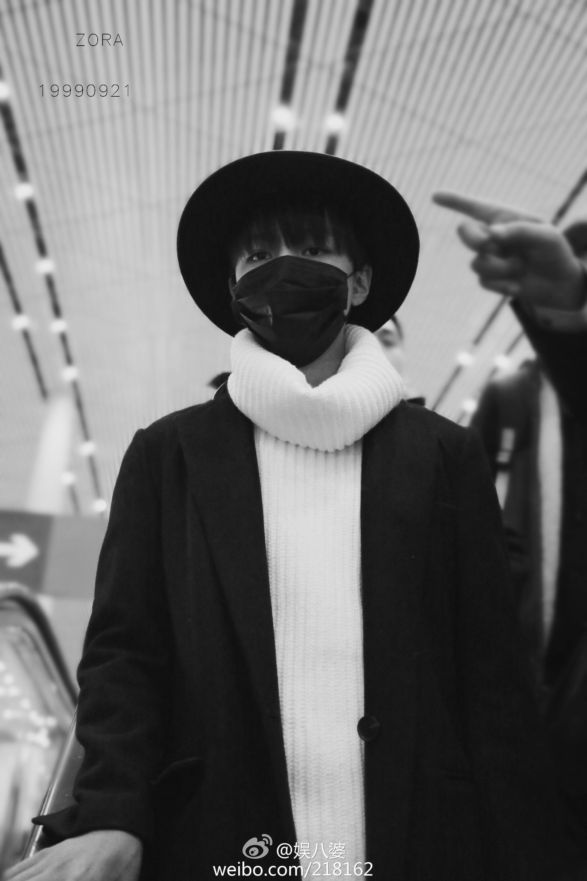 tfboys-王俊凯 昨天艺考排队时也戴了黑口罩,仔细一看小凯同学戴黑