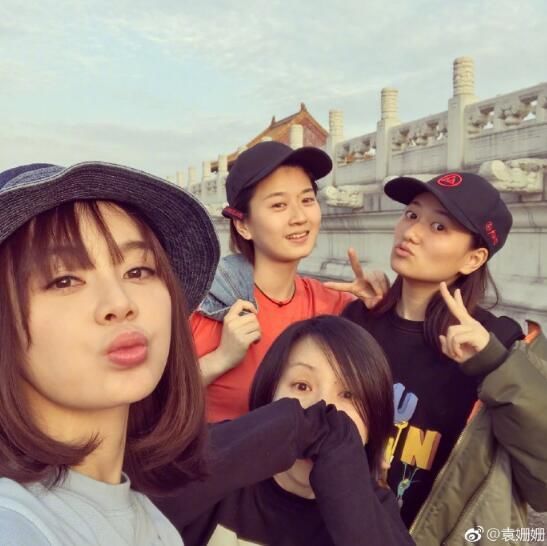 袁姗姗微博晒照游故宫,不料脚上的这个动作遭