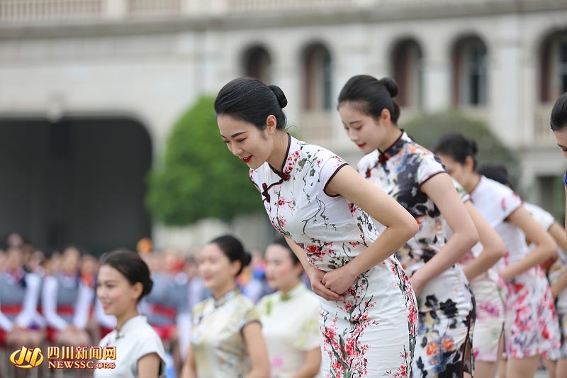 已经被航空公司录取的准空姐们身穿旗袍，带来一场超养眼的视觉盛宴。