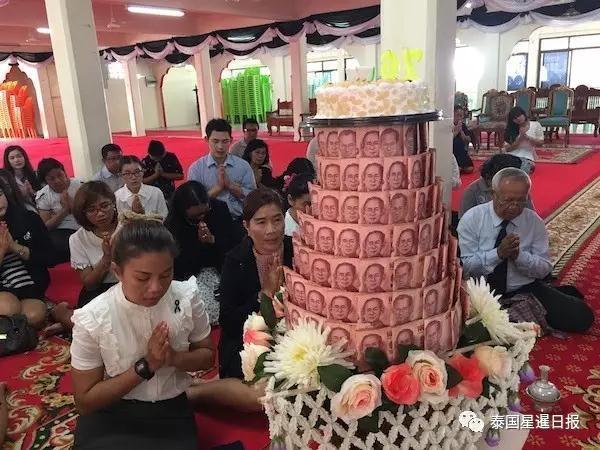 泰国高僧生日 大学师生捐10万现金堆成蛋糕 泰国高僧生日 大学师生捐10万现金堆成蛋糕