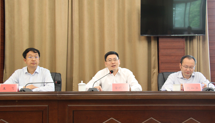 雷勤参加东西部扶贫协作座谈会