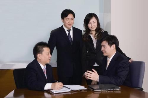 老员工带领同事要挟老板涨工资,老板只用一招