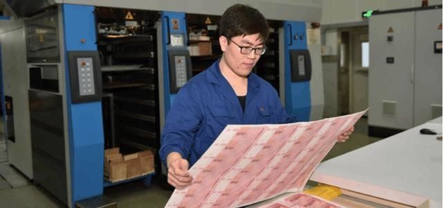 你有没有好奇过,在印钞厂工作,每月能领多少工