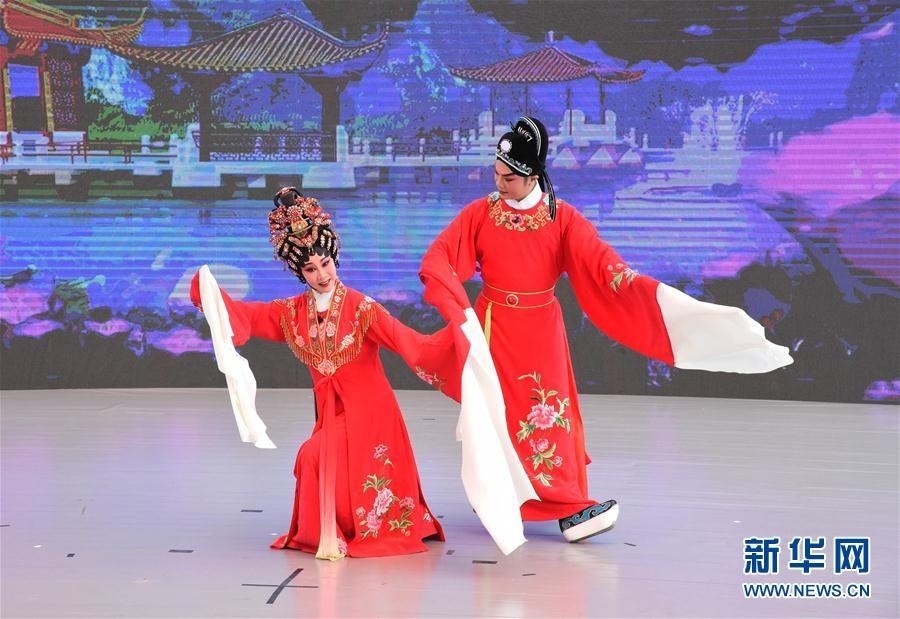 7月11日，演员在“广东日”活动中表演粤剧《花好月圆》。