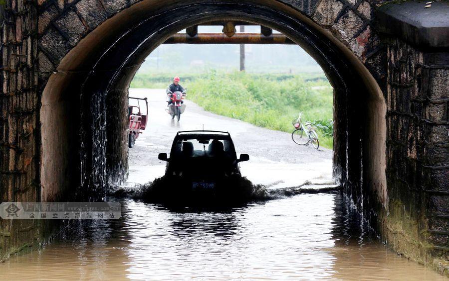 高清:融安遭暴雨袭击 车辆涉水而行