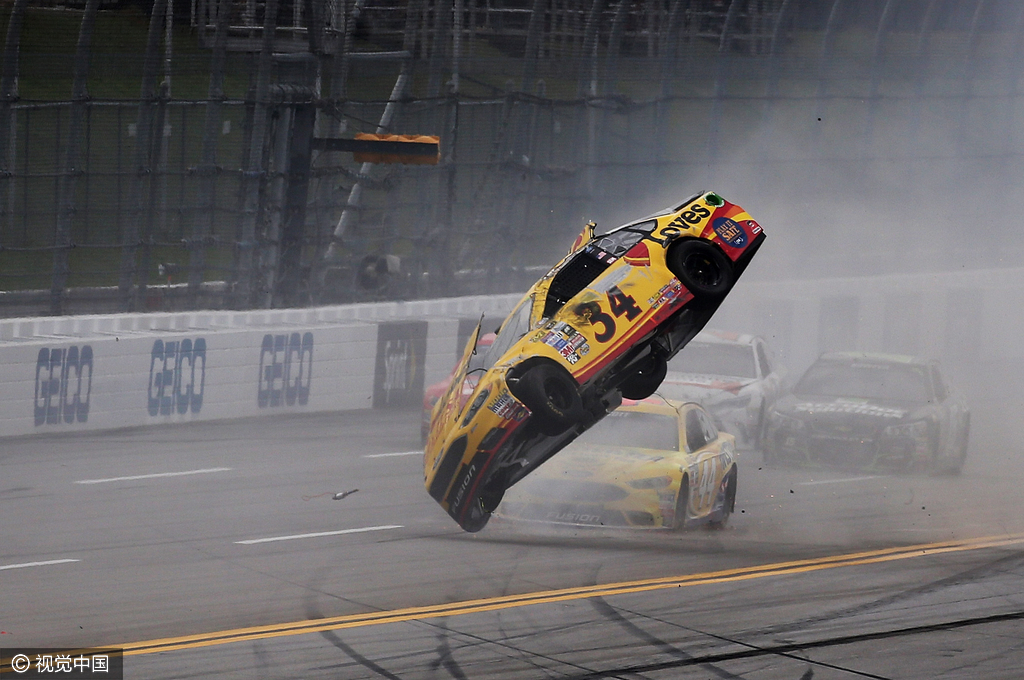 组图-纳斯卡赛车事故频发 场面火星四溅似大片
