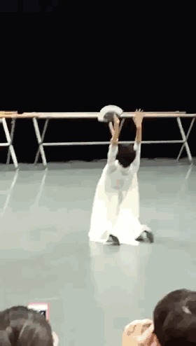 78岁陈爱莲下腰视频身材纤细不要让年龄成为借口