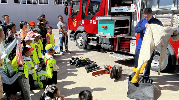 筑牢社区“防火墙”!昌平萌娃走进消防站,沉浸式get新技能 筑牢社区“防火墙”!昌平萌娃走进消防站,沉浸式get新技能