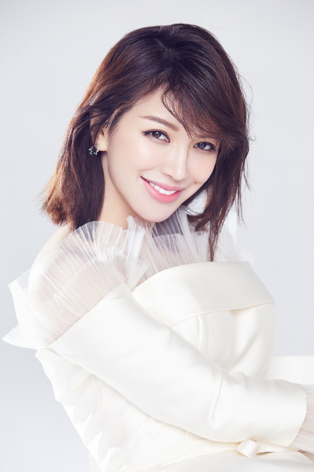 班嘉佳白裙写真 绽放甜美笑容展轻熟女魅力