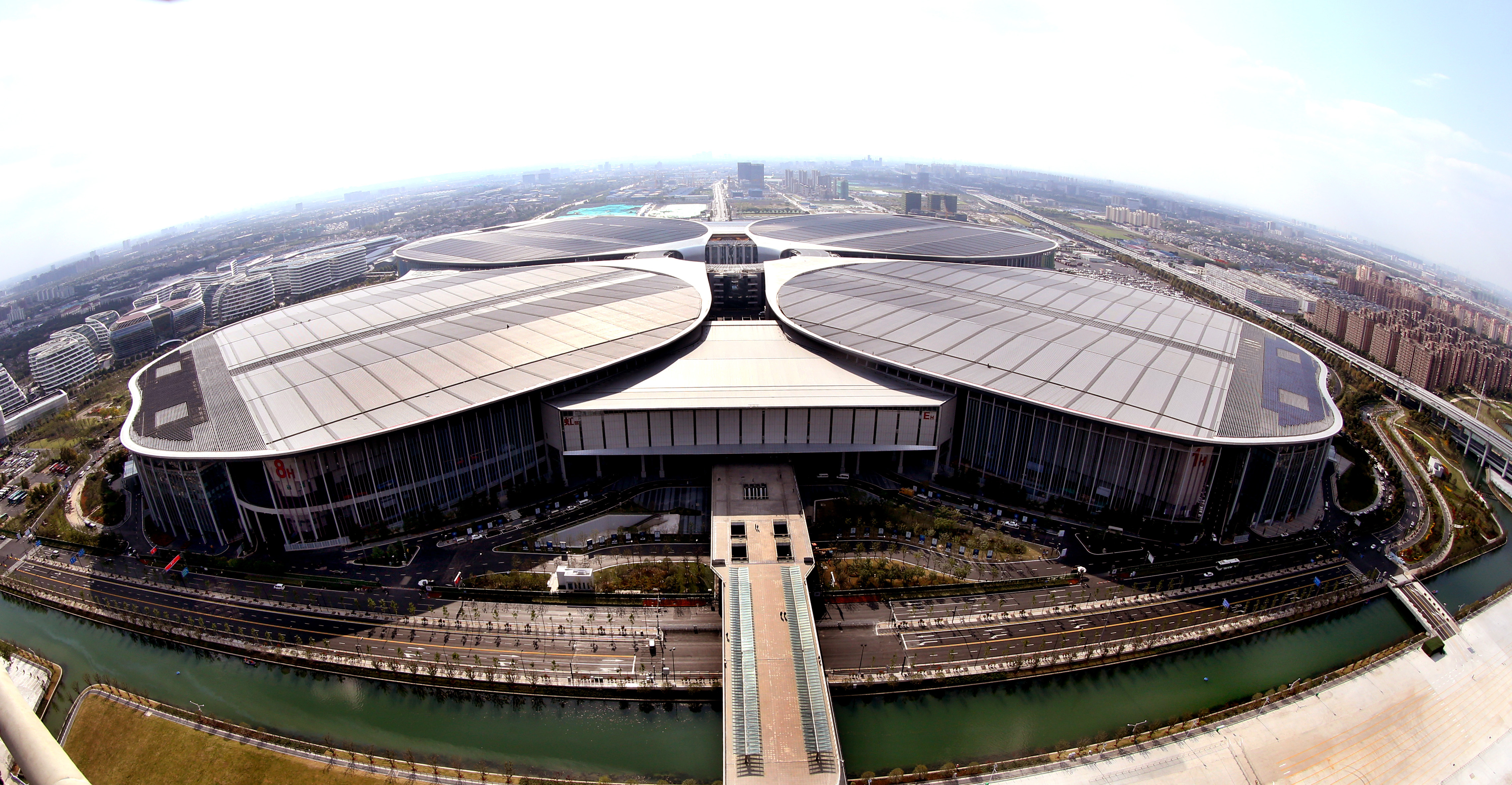 是10月19日航拍的中国国际进口博览会举办场地——国家会展中心(上海)