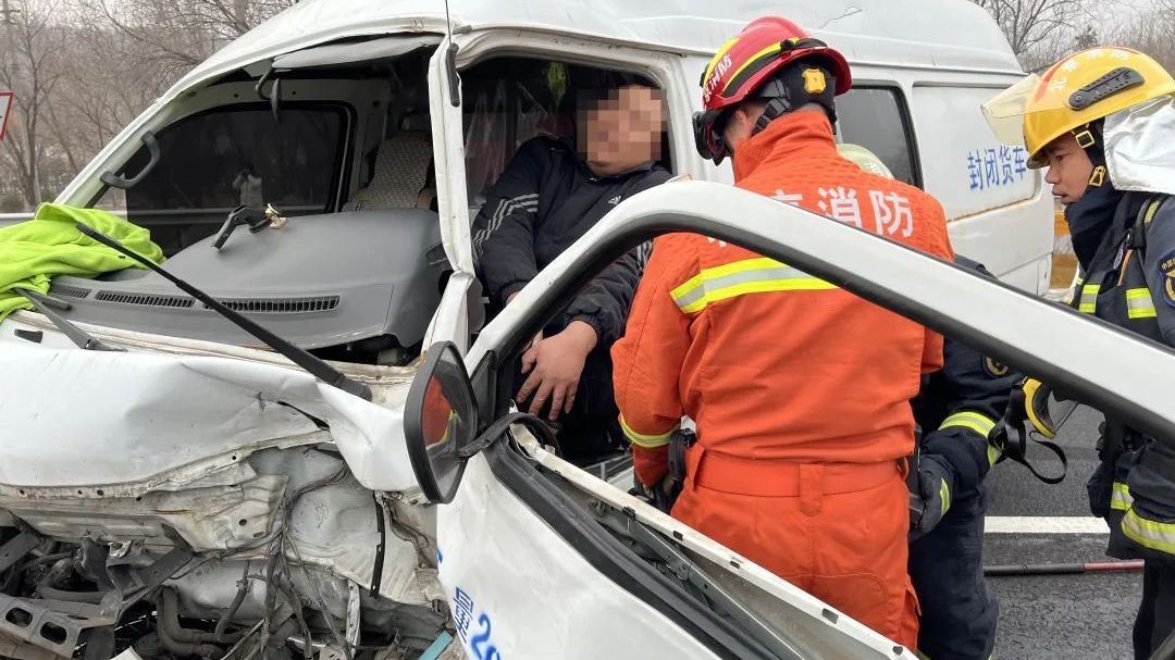 两车相撞致一人被困，消防人员紧急救援