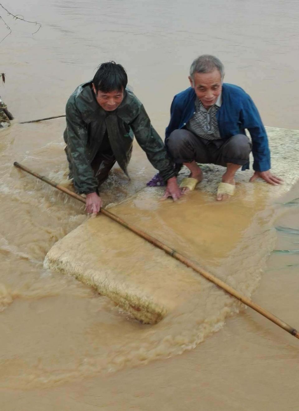 广西陆川:营救多名被洪水围困的群众 提高群众