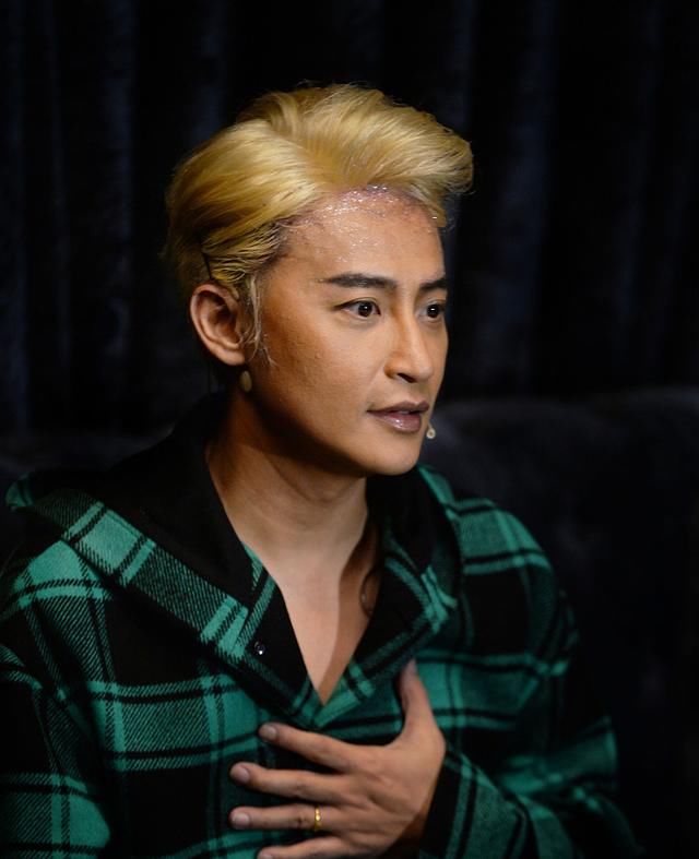 陈志朋彩色花朵裙个性开唱 个性"潮"装扮秀出真自我