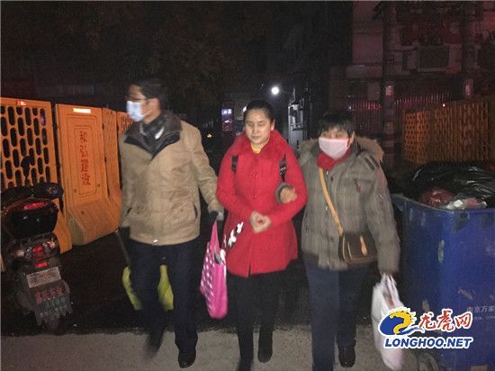 【暖新闻】回家过年暖心相伴 他们帮扶送站成为盲人的“眼睛” 【暖新闻】回家过年暖心相伴 他们帮扶送站成为盲人的“眼睛”