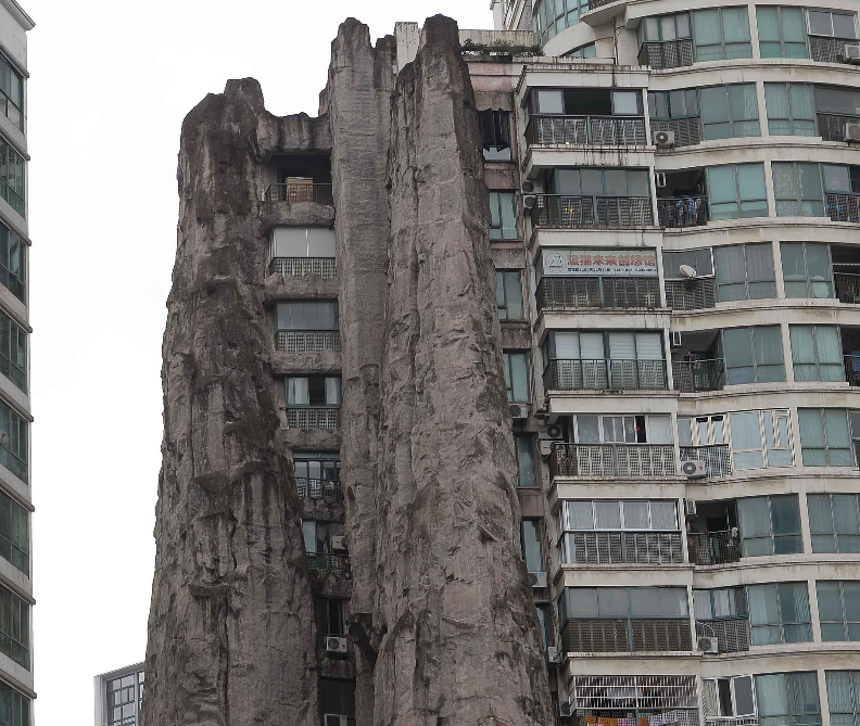 上海一住宅楼被14层楼高假山包裹