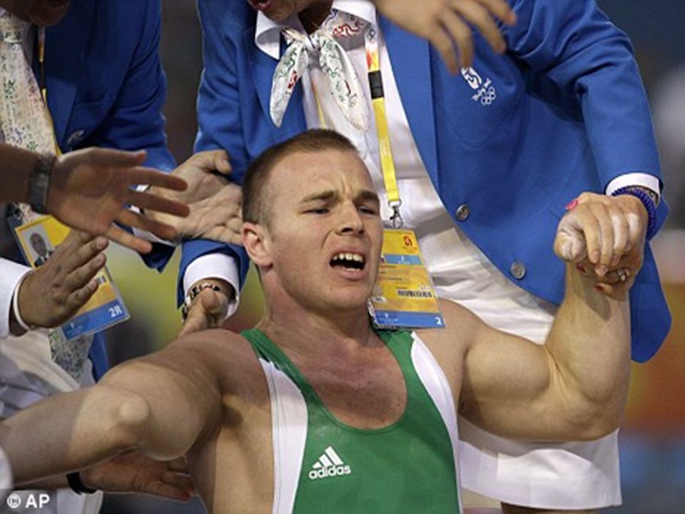 亚诺什被医务人员抬出场外。