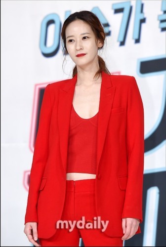 组图:onstyle《热汽水》发布会 李英珍红衣霸气