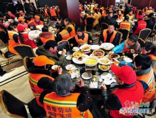 【暖新闻·江西2018】万载一爱心人士宴请环卫工吃团年饭 【暖新闻·江西2018】万载一爱心人士宴请环卫工吃团年饭